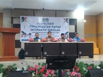 Sosialisasi Pemanfaatan Papan Interaktif Belajar