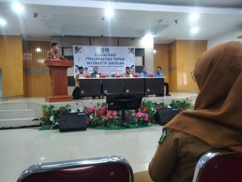 Sosialisasi Pemanfaatan Papan Interaktif Belajar